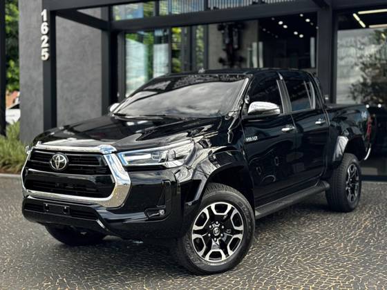 TOYOTA HILUX 2.8 D-4D TURBO DIESEL CD SRX PLUS 4X4 AUTOMÁTICO TOYOTA HILUX 2.8 D-4D TURBO DIESEL CD SRX PLUS 4X4 AUTOMÁTICO